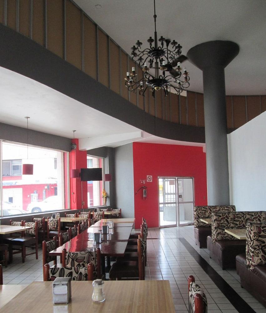 Oyo Nueva Galicia Hotel กัวดาลาฮารา ภายนอก รูปภาพ