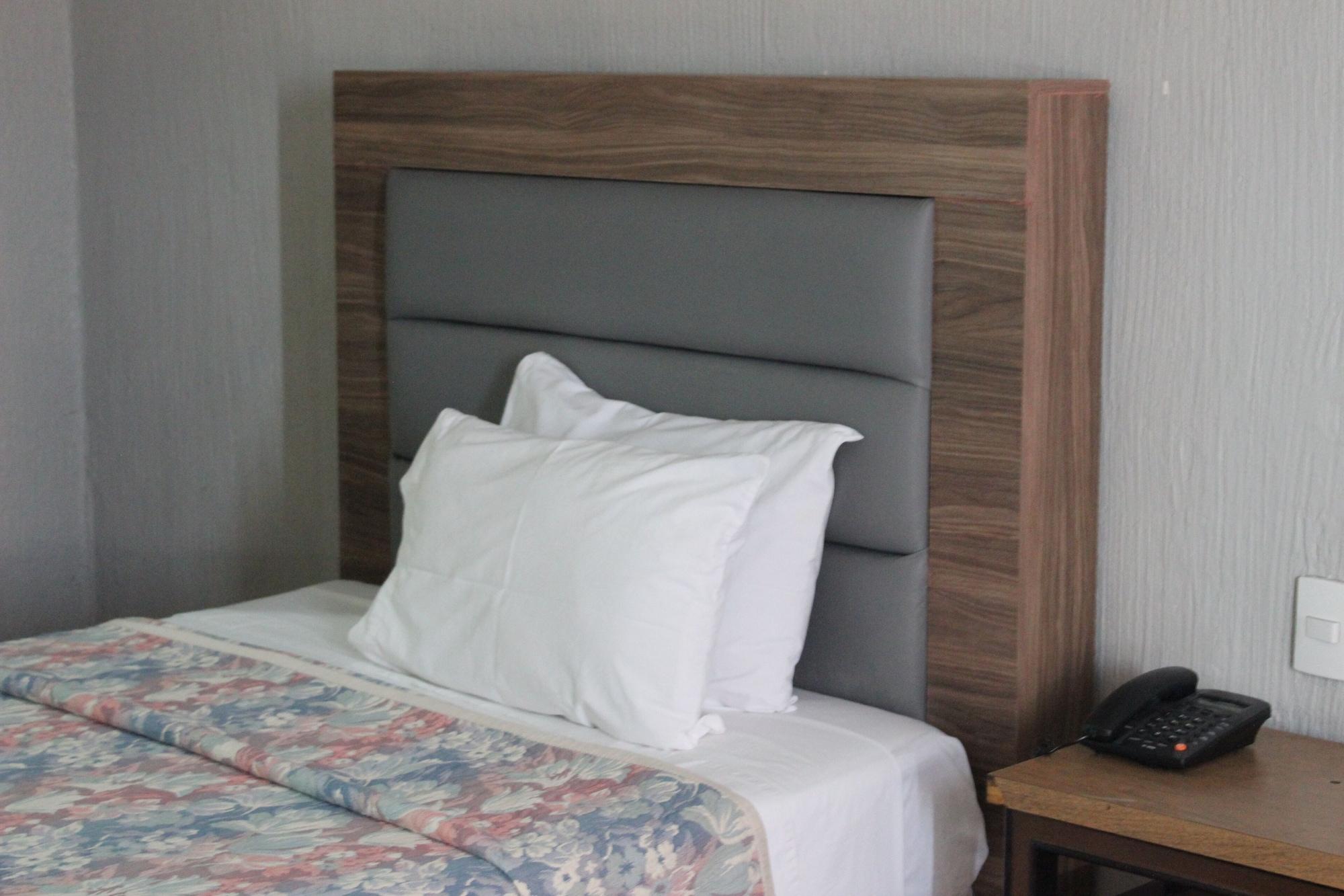 Oyo Nueva Galicia Hotel กัวดาลาฮารา ภายนอก รูปภาพ