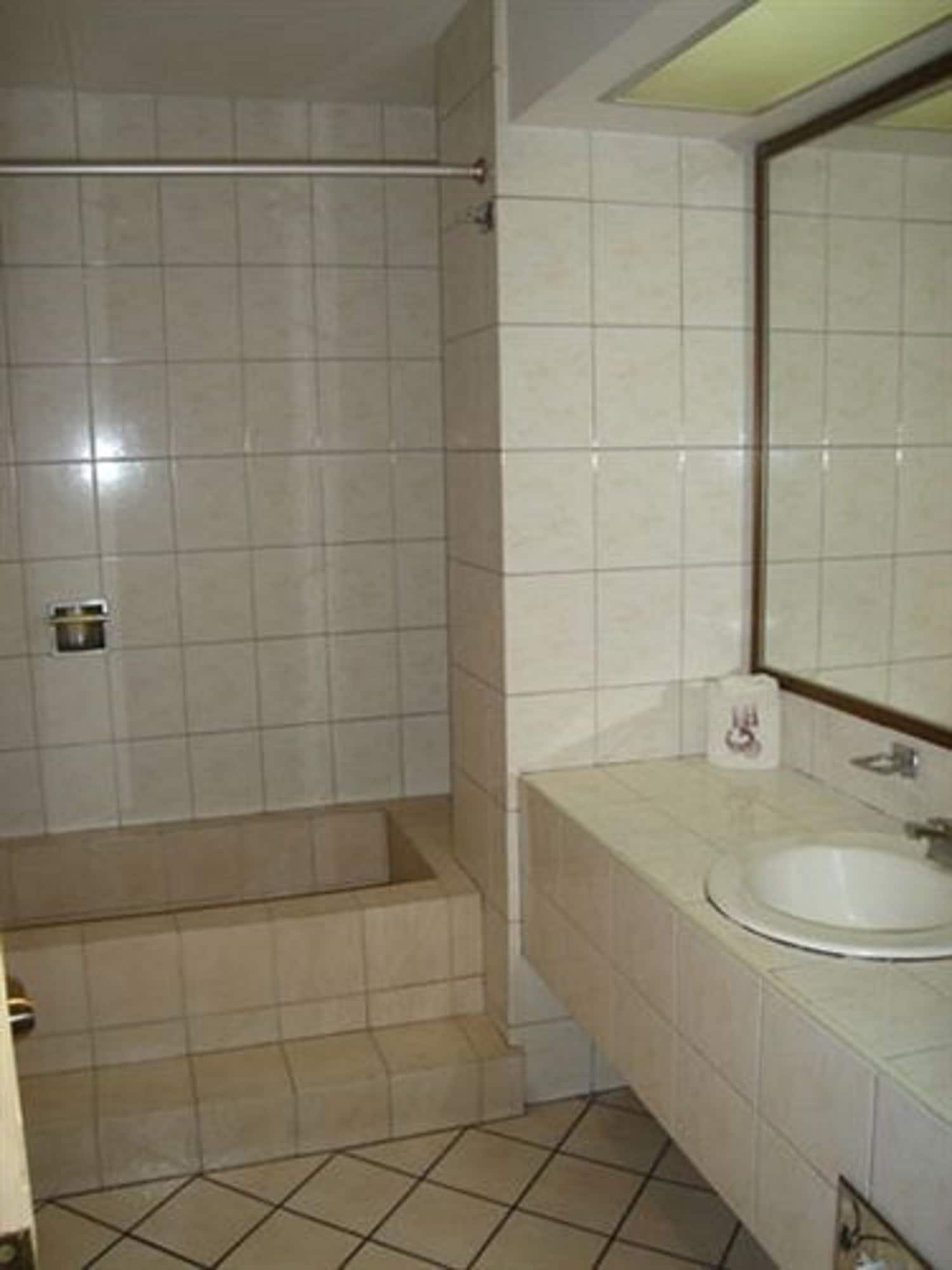 Oyo Nueva Galicia Hotel กัวดาลาฮารา ภายนอก รูปภาพ
